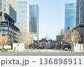東京 丸の内の行幸通りから望む東京駅の駅舎と高層ビル群 136898911