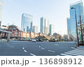 高層ビル群を背に建つ東京駅駅舎と東京駅丸の内駅前広場 136898912