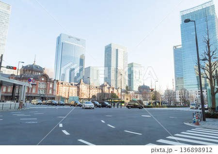 高層ビル群を背に建つ東京駅駅舎と東京駅丸の内駅前広場 高層ビル群を背に建つ東京駅駅舎と東京駅丸の内駅前広場 136898912