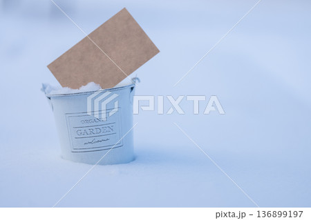 雪景色に茶色のカード 136899197