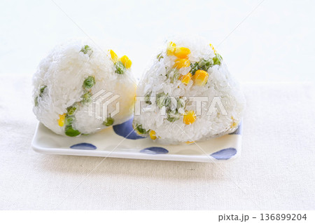 とうもろこしとお豆のおにぎり とうもろこしとお豆のおにぎり 136899204