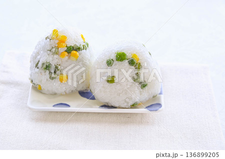 とうもろこしとお豆のおにぎり 136899205