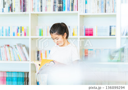 図書室で本を読む女の子 136899294