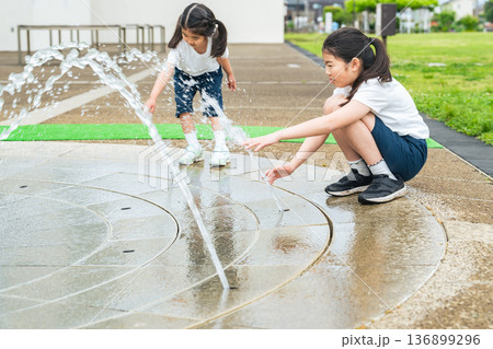 公園の噴水で水遊びする女の子 公園の噴水で水遊びする女の子 136899296