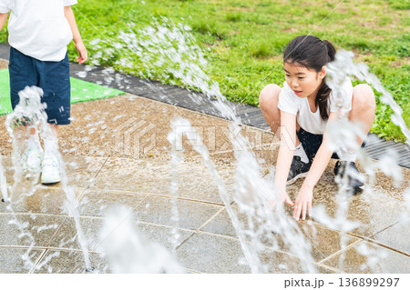 公園の噴水で水遊びする女の子 136899297