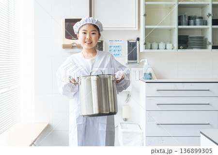 白衣を着て大鍋を持つ給食当番の女の子 白衣を着て大鍋を持つ給食当番の女の子 136899305