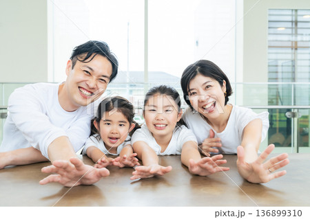 笑顔の家族の集合写真 136899310