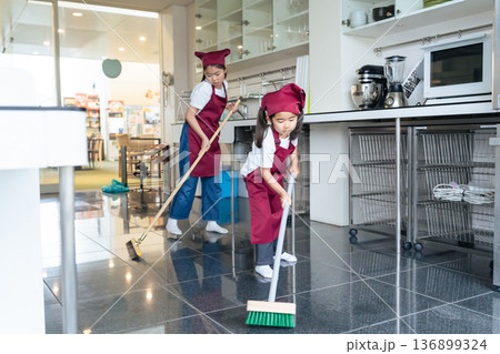 厨房を掃除する子供たち 厨房を掃除する子供たち 136899324