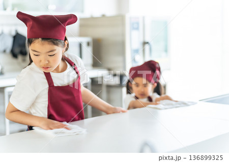 厨房を掃除する子供たち 136899325