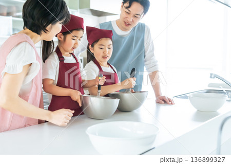 キッチンで料理する家族 キッチンで料理する家族 136899327