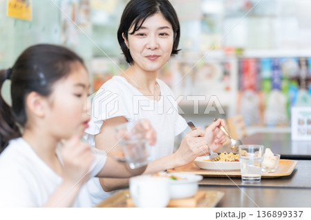 飲食店で食事する家族 飲食店で食事する家族 136899337