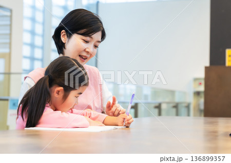 子供たちに指導する女性教師 136899357