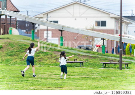 公園で走って遊ぶ女の子たち 公園で走って遊ぶ女の子たち 136899382