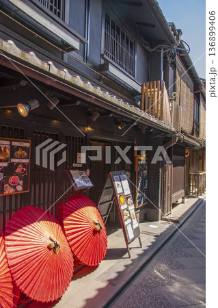 京都の街並み 136899406