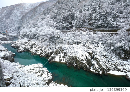 【徳島県】雪が舞う大歩危峡 136899569