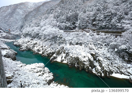 【徳島県】雪が舞う大歩危峡 136899570