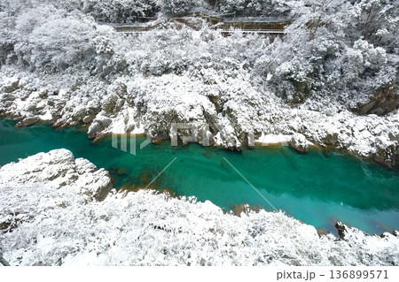 【徳島県】雪が舞う大歩危峡 【徳島県】雪が舞う大歩危峡 136899571