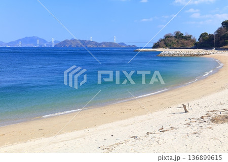 【愛媛県】快晴の来島海峡大橋（大角海浜公園） 136899615