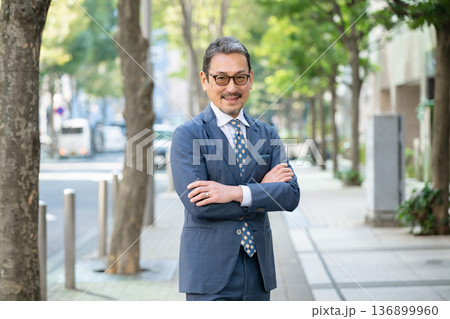スーツを着た中高年男性 136899960