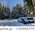ミニクーパーと冬の山 136900370