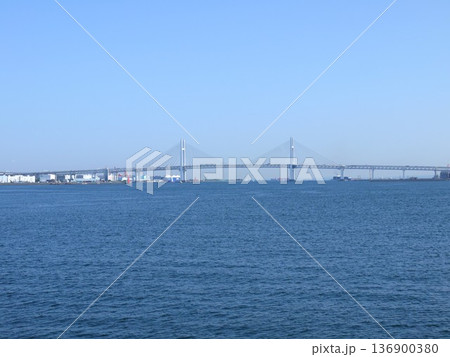 臨港パークから見たベイブリッジ 136900380