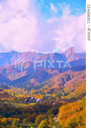 紅葉の秘境銀山平温泉・白銀の湯風景 136900412