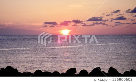 新潟県佐渡島の夕方の海の風景 136900602