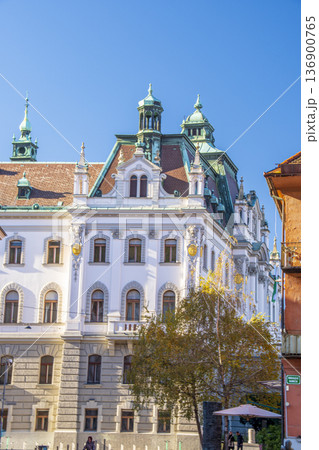 スロベニアの首都リュブリャナの都心風景 136900765