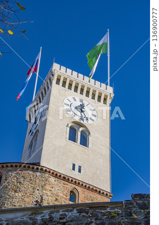 スロベニアの首都リュブリャナの都心風景 136900777