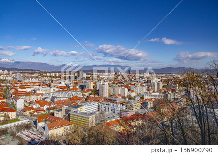 スロベニアの首都リュブリャナの都心風景 136900790