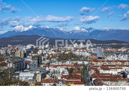 スロベニアの首都リュブリャナの都心風景 136900798