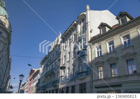 スロベニアの首都リュブリャナの都心風景 136900813