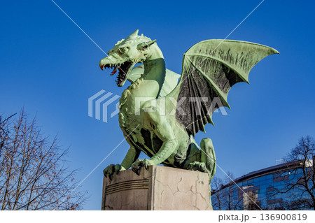 スロベニアの首都リュブリャナの都心風景 136900819