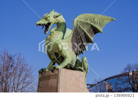 スロベニアの首都リュブリャナの都心風景 136900821