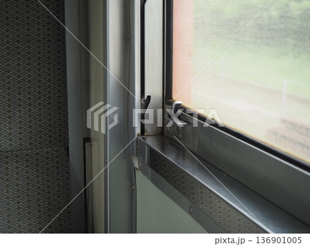 ローカル線の車窓の留め金 136901005