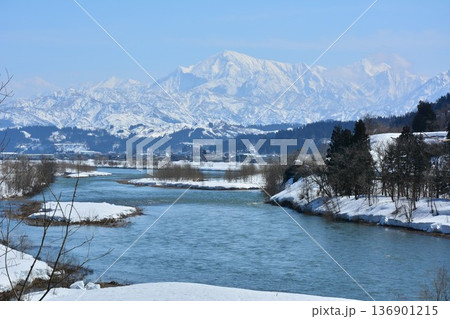 魚野川・越後三山冬景色 136901215