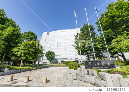 北海道帯広市　快晴の帯広市役所 136901331