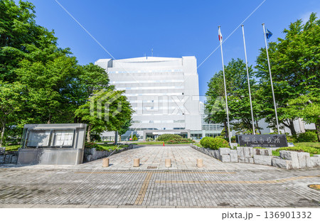 北海道帯広市 快晴の帯広市役所 北海道帯広市 快晴の帯広市役所 136901332