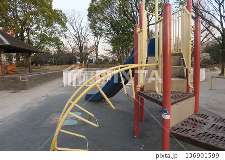 公園にある遊具は黄色のビタミンカラー 136901599