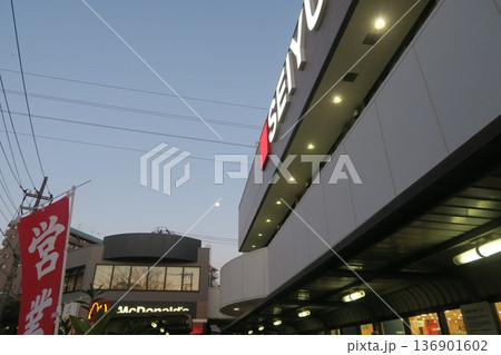マクドナルドと西友の間を照らす月明り 136901602
