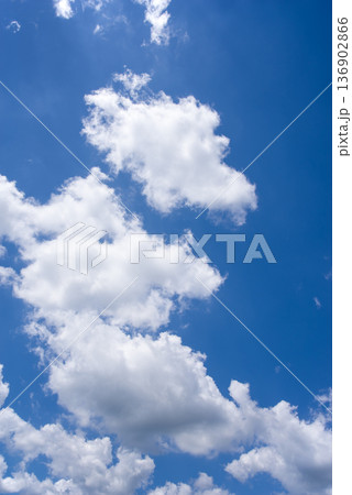 青空と白い雲 青空と白い雲 136902866