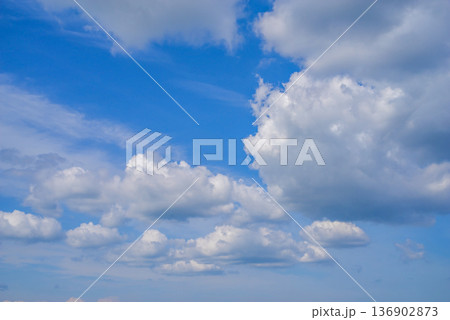 青空と雲 136902873