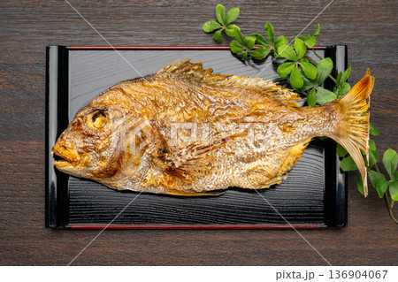 鯛の姿焼きが乗ったお祝いの和食膳 鯛の姿焼きが乗ったお祝いの和食膳 136904067