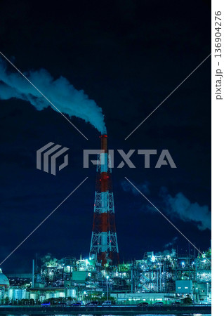 工場夜景　煙突　プラント　スチーム　近未来 136904276