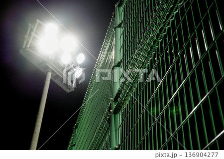 夜景　フェンス　スタジアムライト　無機質　構造美 136904277