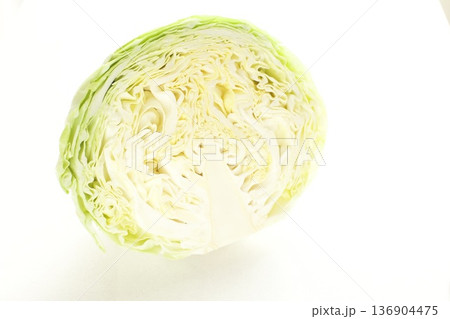 半分に切ったキャベツ 136904475