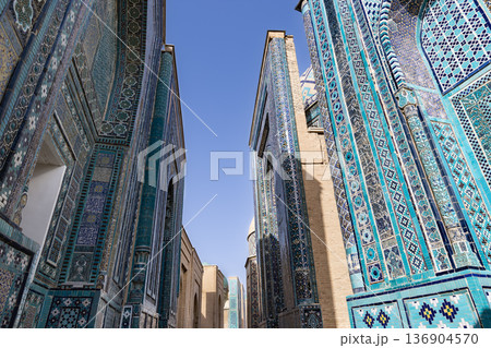 サマルカンドのシャーヒズィンダ廟群 136904570