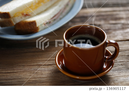コーヒーとサンドイッチ コーヒーとサンドイッチ 136905117