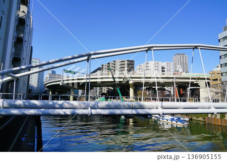 東京都中央区箱崎にある湊橋から見た都心の風景 136905155