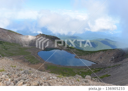 剣ヶ峰から見た権現池 136905233